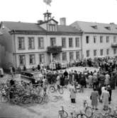 1954:
Festligheterna öppnas på Stora torget.