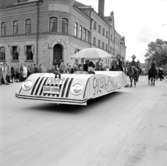 1954:
I karnevalståget: Drott Gyllenbergs bil.