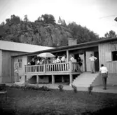 Skara IF:s fotbollslag gästar barnkolonien efter match i Bohuslän, slutet av 1940-talet.