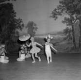 Balettskolans uppvisning i Folkparksteatern 16/5 1958:
Dansuppvisning.