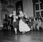 Fru Campells dansskola, avslutning med uppvisning 1954.
Dansparet Eva Storm - Barbro Högberg.