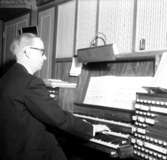 Skara Domkyrka. 
Musikdirektör Allan Haglund vid orgeln 14/3 1967.