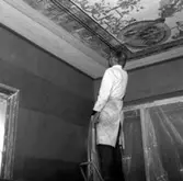 Skara. 
Konservator Olle Hellström, takarbete 1967. (Kråks flyglar?)