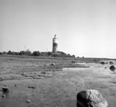 Med Daga och Arne Hansson på Öland. Långe Jan.

Långe Jan, angöringsfyr på Ölands södra udde. Det 42Â m höga fyrtornet ger huvudfyren en lysvidd på 48Â km. Det vita tornet har ett svart bälte för att underlätta igenkänning under dagtid. Fyrtornet uppfördes ursprungligen 1785 då man förmodligen använde material från det raserade medeltida kapellet Sankt Johannes (Jan). http://www.ne.se/jsp/search/article.jsp?i_art_id=246789