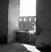 Med Daga och Arne Hansson på Öland.

Borgholms slott omnämns tidigast 1281 och bestod ursprungligen av ett kraftigt runt försvarstorn, troligen från 1100-talets slut, med omgivande försvarsverk. Under
medeltiden byggdes slottet ut ytterligare; medeltida delar ingår i förborgen i norr. Den nuvarande fyrlängade anläggningen med runda hörntorn påbörjades av Johan III 1572 under ledning av bröderna Johan Baptista och Dominicus Pahr. Under svensk-danska kriget1611-12 blev slottet skadat, och byggnadsarbetena återupptogs först på 1650-talet och då efter Nicodemus Tessin d.ä:s ritningar. Detmedeltida försvarstornet revs 1652-53, men efter Karl X Gustavs död 1660 gick byggnadsarbetet på slottet långsamt för att helt avstanna 1709. Endast norra och västra längorna var då färdiga och den södra utan tak. B. förföll sedan alltmer och blev helt ruin efter en brand 1806. Från 1800-talets senare del har restaureringar kontinuerligt ägt rum. Förborgens byggnader försågs 1970-72 med skyddstak. 
http://www.ne.se/jsp/search/article.jsp?i_art_id=133536