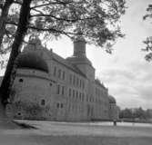 Vadstena slott, f.d. kungligt slott. V. anlades ursprungligen (1545) som en befästning. Den nuvarande slottsbyggnaden av kalksten uppfördes i flera etapper från 1550-talet till ca 1620.  V. upphörde att vara kungligt residens i början av 1700-talet och användes därefter som sädesmagasin och lokal för textilfabrikation. 1899 inrättades landsarkiv i slottet. Restaureringar har ägt rum i etapper, främst från 1940-talet och framåt.  Arkitektoniskt är V. Sveriges mest konsekvent genomförda renässansslott. http://www.ne.se/jsp/search/article.jsp?i_art_id=337675
