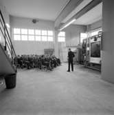 Skaraplast. 
Invigning av Nordens största formspruta. Chefen Gösta Ploman talar, 1963.