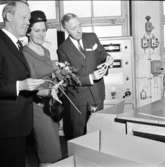 Skaraplast. 
Invigning av formsprutan. 
Landshövding Fallenius med fru och kapten Ploman, 5/4 1963.