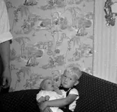 Skara. Familjen Birgit och Gösta Holmström, barndop 7/10 1957.
