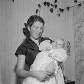 Skara. Familjen Birgit och Gösta Holmström, barndop 7/10 1957.