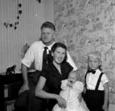 Skara. Familjen Birgit och Gösta Holmström, barndop 7/10 1957.