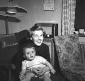 Skara. Familjen Birgit och Gösta Holmström, barndop 7/10 1957.