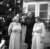 Skara, Torsgatan 6. Tre systrar på mammas 60-årsdag 1955.