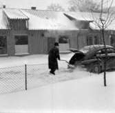 Pastor Nils Stenermark skottar fram sin PV på Qvänsels bakgård, vintern 1950.