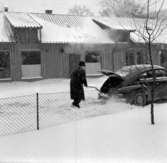 Pastor Nils Stenermark skottar fram sin PV på Qvänsels bakgård, vintern 1950.