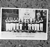 SAIS, Skara Atlet och Idrottssällskap, 1900-talets början.

Repro: Stig Rehn 1967.

Skara-atleterna med halv styrka, efter ett träningspass i Botan, sommaren 1903.
Fr. v. Edward Johansson, Oscar Bergman, David Lilja, A. Lindahl, David Ekström, Robert Ljungkvist, David Bergman, E. Nyman, S. Karlsson, Gustaf Karlsson, H. W. Gustafsson, K. Kjellstrand och D. Malmros.
Reprofoto: Stig Rehn, Skara.