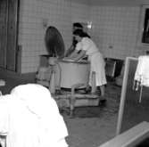 Skara. El-tvätten (maskintvätten) i Qvänsels uthus 1958.