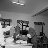 Skaraborgs läns slakteri.
Föreningsdag 11/11 1954.
Disponent Sven Wallén utdelar pris.