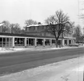 Skara. Karlges bilaffär 1964.

Samma som A165001:5779