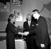 Skara. 
Mejeriförbundets smör och ostmässa 1963 i Teaterhuset. 
Fröken Persson, mångårig utställningskommisarie, avtackas av direktör Hermansson och mejeriförbundets ordförande Sahlström på Suntetorp, Sventorp.