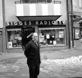 Skara. 
Sigges Radio och TV, Hindsbogatan 4-6A 1965.