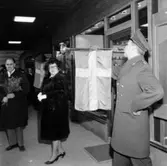 Hallbergs Speceri inviger ny butik 1964.
John Erik Johansson välkomnar Stadsfullmäktiges ordförande Eva Åsbrink.