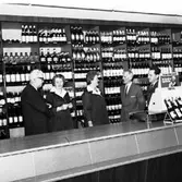 Skara. Systembolaget, Nya butiken 1964, personalen samt längst till vänster intendent Alf Hasselberg.