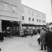 Hallbergs Speceri inviger ny butik 1964.
Det var lång kö vid invigningen.