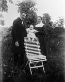 EFS-predikanten Albert Andersson med hustru Anna och son Evald. De bodde i Herrljunga.