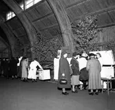 Skara. SKLS, föreningsdag 6/10 1952. Demonstration av köksutrustning.

SKLS= Skaraborgs läns Slaktdjursförsäljnings Förening.