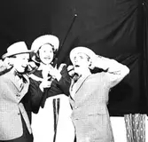 Skara. Skaraamatörerna Britta och Lennart Linden samt Bengt Melin. (1951?). Dom kallade sig Knalleffekten enligt Bengt Melins dotter Agneta.