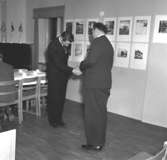 Skara. Skara fotoklubb möte hos Jarls konditori (1950?), prisutdelning.