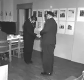 Skara. Skara fotoklubb möte hos Jarls konditori (1950?), prisutdelning.