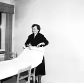 Skara. Skara fotoklubb möte hos Jarls konditori (1950?), prisutdelning.