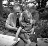 Skara. 
Skara fotoklubbs första utflykt till Lasse Dahlbergs torp vid Drottningkullen, tidigt 1940-tal.