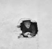 Snickare Sven Mörk under reparationsarbete 1963.