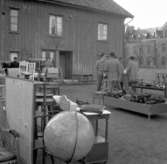 Skara. Lions Club, loppmarknad på Lindmarks bakgård 10/5 1958.