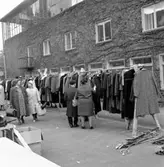 Skara. Lions Club, loppmarknad på Läroverkets gård 1965.
