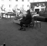 Skara. Lions club, loppmarknad på Lindmarks bakgård 10/5 1958.