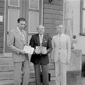 Skara.
Sten Svensson, kommunaltjänsteman.
Rune Hagberg, ålderman i Skara Gille.
Arne Sträng, bibliotekarie.