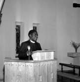 Flämslätts stiftsgård. 
Predikande präst i kyrkan 1962.