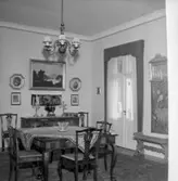 Hemma hos köpmannen och djäknebeskyddaren Georg Wilson.
Heminteriör.
1958.