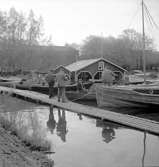 Hjo, 1959. 
I bakgrunden skymtar hamn-magasinet, där är numera restaurang (Hamnkrogen) och presentaffärer.