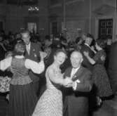 Skara Manskör.
Vänortsbesök från Norge 6 juni 1959.
Ordförande Allan Cederborg i dansens virvlar med norsk kvinna.