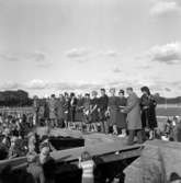 Lions Club.
Mannekänguppvisning på Axevalla Travbana 1960.
Lions/Casteborn överlämnar blommor till medverkande mannekänger.