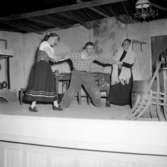 Skara-Amatörerna.
Teatergrupp 1952: från vänster Brita Lindén, Carl-Erik Proft, Lilian Bengtsson.