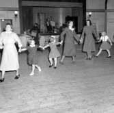 Skara. 
Kommunaltjänstemannaförbundets jul- och familjefest 1948. Folkets park, rotundan. Dahlman, V. Johansson m.fl.