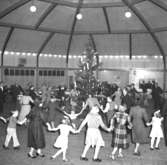 Skara. 
Kommunaltjänstemannaförbundets jul- och familjefest 1948. 
Folkets park, rotundan. 
Dahlman, V. Johansson m.fl.