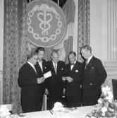 Skara Köpmannaförening.
50-årsjubileet 20/9 1958 på Skara Stadshotell. 
Ordförande Fritz Bergsten till vänster i samspråk med ordföranden i SKUR Erik V. Ramberg, Karl Granqvist, Gottfrid Tjärnfors, Trollhättan och ordförande i Sveriges Köpmannaförbund Axel V. Larsson, Vara.