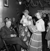 Skara.
SGU-fest 8/4 1951. 
Systrarna Lindén säljer och
Rickard Frii köper lotter.

SGU=Sveriges Godtemlareungdom